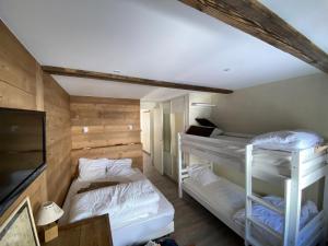 瓦勒迪泽尔白色天堂公寓的客房设有两张双层床和一台平面电视。