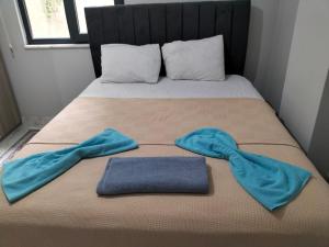 BostancıFatih apart otel的床上有两条毛巾