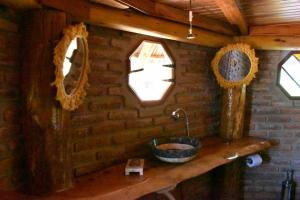 Treinta y TresLa Oca en el Cielo的小木屋内带水槽的浴室