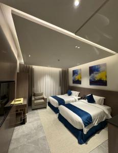 利雅德الحزم للشقق الفندقية - الرياض - العليا的酒店客房设有两张床和电视。
