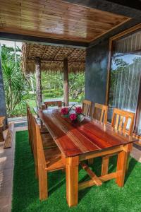 利邦岛利邦岛安德里海滩度假村的天井上的木制餐桌和椅子