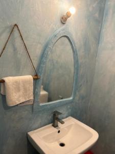 江比阿Stonefish Inn Jambiani的一间带水槽和镜子的浴室