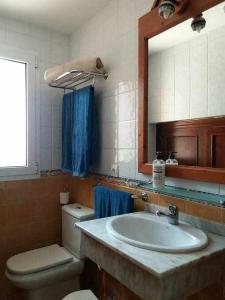 科拉雷侯CASA MARTA duplex con piscina privada en Corralejo的一间带水槽、卫生间和镜子的浴室