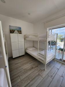 法鲁BLife Faro Beach Hostel的客房设有两张双层床和一扇窗户。