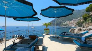 波西塔诺特弗维耶别墅酒店的两张海滩照片,带椅子和遮阳伞