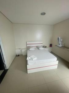 圣保罗Hotel Kiss Sapopemba的一间白色卧室,卧室内配有一张床