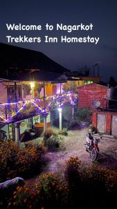 纳加阔特Nagarkot Trekkers Inn的夜间停在房子前面的摩托车