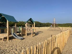 翁德尔Chalet paisible à la plage, piscine et tennis的一个带游戏设备的沙地游乐场