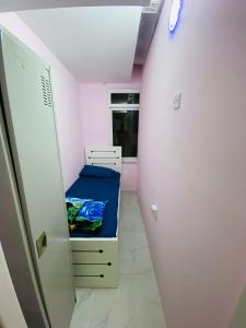 迪拜SKY 9 Hostel ,UNION METRO的更衣室配有床和镜子