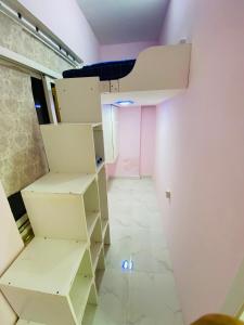 迪拜SKY 9 Hostel ,UNION METRO的一间设有白色架子和天花板的房间