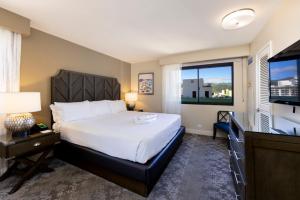 檀香山Ocean Front Spectacular Condo的一间卧室配有一张床和一台平面电视