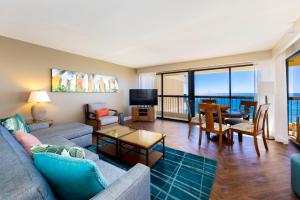 檀香山Ocean Front Spectacular Condo的客厅配有沙发和桌子