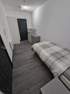 Room On Southall High Street客房内的一张或多张床位