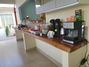 戈亚斯州上帕莱索Pousada Paraiso的带咖啡壶的柜台的厨房
