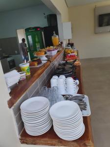 戈亚斯州上帕莱索Pousada Paraiso的白板和其他食物的自助餐