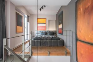 雅典Artsy Urban Loft in Athens的卧室配有玻璃墙上的床铺