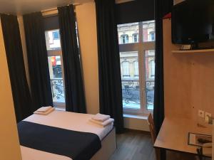 沙勒维尔-梅济耶尔塞萨尔酒店的小房间设有床和2个窗户