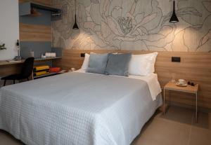 切法卢Incanto B&B Cefalù的卧室配有一张白色的大床和一张桌子