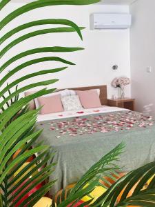São Pedro de AlvaJasmine Hotel的一间卧室配有床和植物