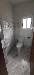 雅温得KDN Sweet Home Meublés的白色的浴室设有卫生间和水槽。