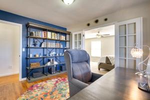 科罗拉多斯普林斯Spacious Colorado Springs Home with Fire Pit!的客厅配有桌子和蓝色的墙壁