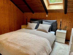 阿彭策尔Chalet - Kleines Paradies -的一间带一张大床的卧室,位于带木墙的房间