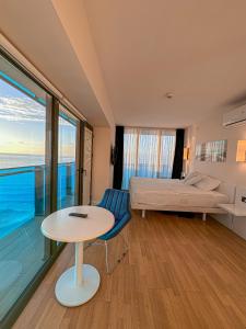巴统Batumi VIP hotel的美景客房 - 带一张床、一张桌子和一张床