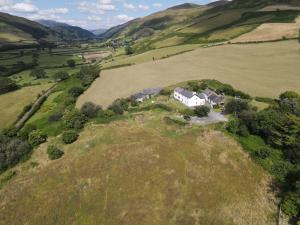 陶因Snowdonia Hideaway的山丘上房屋的空中景致