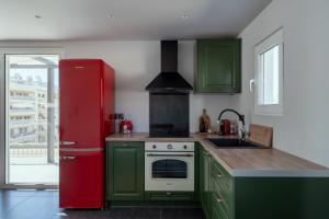 雅典One Shade of Grey Loft with Private Terrace的厨房配有绿色橱柜和红色冰箱