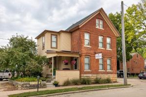 迪比克The Dubuque House - Historic Downtown Location!的城市街道上的砖房