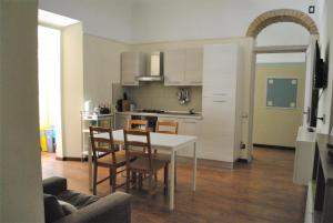 普拉托Appartamento Guido的厨房以及带桌椅的用餐室。