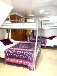 圣安德烈斯Espectacular Apartamento con Vista al Mar的船上一间卧室配有两张双层床