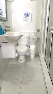 圣安德烈斯Espectacular Apartamento con Vista al Mar的白色的浴室设有水槽和卫生间。