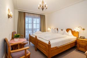 巴德小基希海姆特拉勒霍夫酒店的一间卧室设有一张大床和一个窗户。