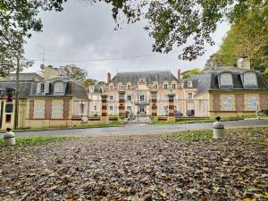 Château de la Barre (Mémorial) *Paris*Disney*的前面有一条路的大建筑