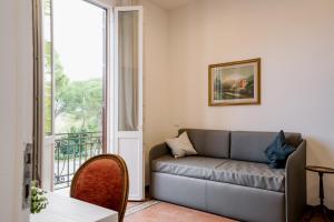 圣彼得罗-泰尔梅堡LaMì Room & Apartment的带沙发和窗户的客厅