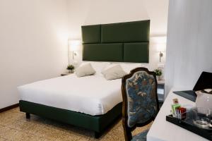 圣彼得罗-泰尔梅堡LaMì Room & Apartment的一间卧室配有一张带绿色床头板的床