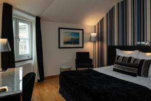 胡迪克斯瓦尔斯塔特优质酒店的配有一张床和一把椅子的酒店客房