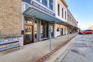 迪凯特Downtown Decatur Retreat Near Shopping and Dining!的一座有楼房的城市里一条空的街道