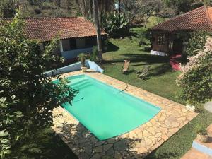 伊比乌纳Lindo Sitio Junto à Natureza的享有庭院游泳池的顶部景色