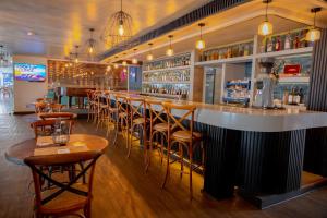 伊基克Hotel Gavina Costa Mar的餐厅内带木桌椅的酒吧