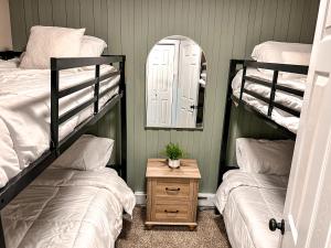 斯诺肖Remodeled Summit Condo at Snowshoe - Modern & Cozy的一间卧室配有两张双层床和镜子
