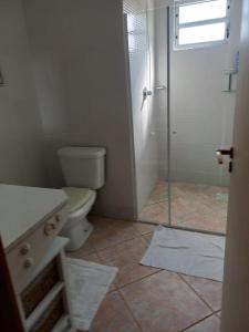 兰舒凯马杜Casa Fuchsia Régia em Rancho Queimado/SC的一间带卫生间和淋浴及窗户的浴室