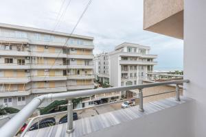 都拉斯Brand New Apartment- Great location Seafront with pool access的从大楼的阳台上可欣赏到风景