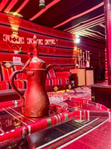 瓦迪穆萨Petra fort hotel的桌子上的一个红茶壶