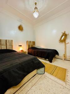 奥瑞尔K11SURF的一间卧室配有两张床和吊灯。