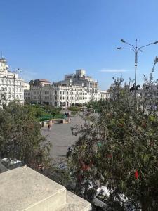 利马Duplex in historical heart of the Plaza San Martín的城市景观,建筑背景