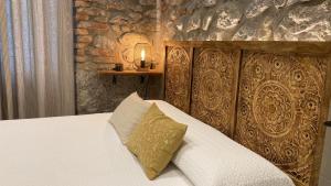 桑坦德SUITE HAUS BAHIA的一间卧室配有一张带枕头和蜡烛的床