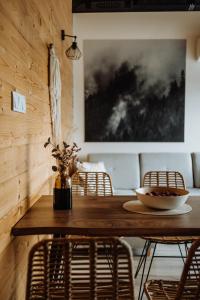 GrywałdLoft&Hill的一间带木桌和椅子的用餐室