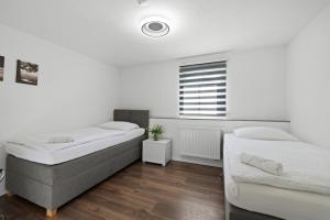 金茨堡ADN Suites - NETFLIX - modern and smart的一间卧室设有两张床和窗户。